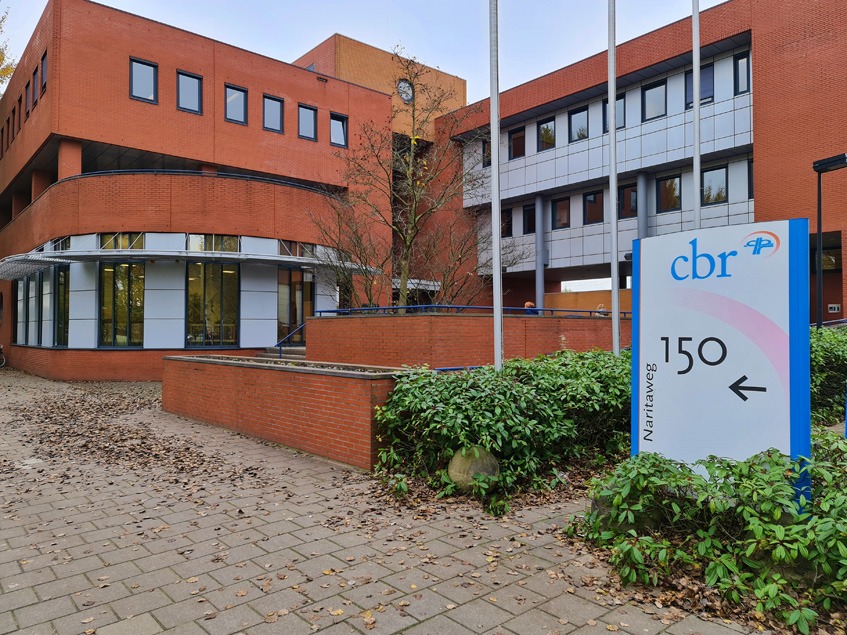 CBR examencentrum buitenaanzicht met duidelijk zichtbaar CBR-bord